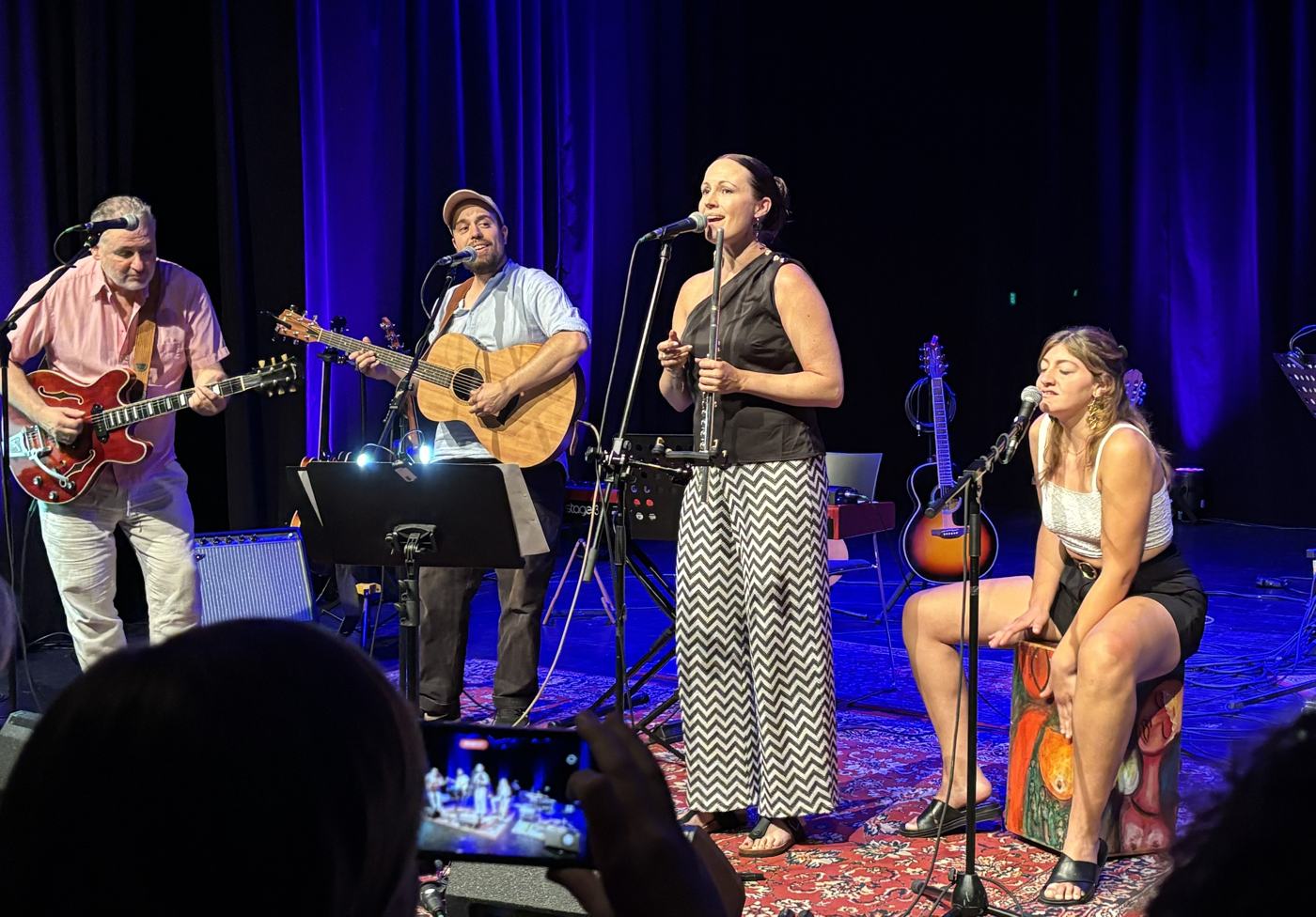 Rosán mit Band vor blauem Vorhang