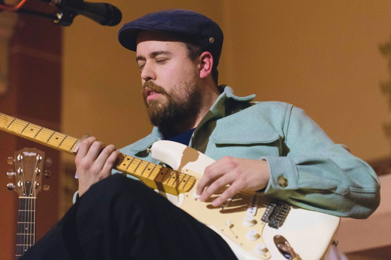 Rosán mit E-Gitarre und geschlossenen Augen