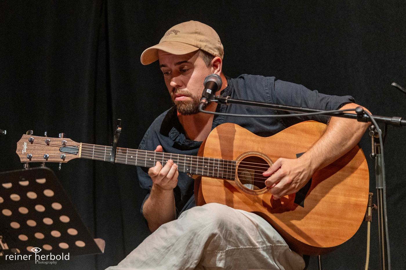 Rosán beim Gitarrespielen