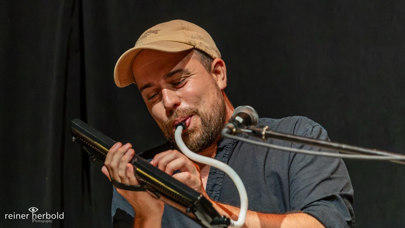 Rosán spielt Melodica