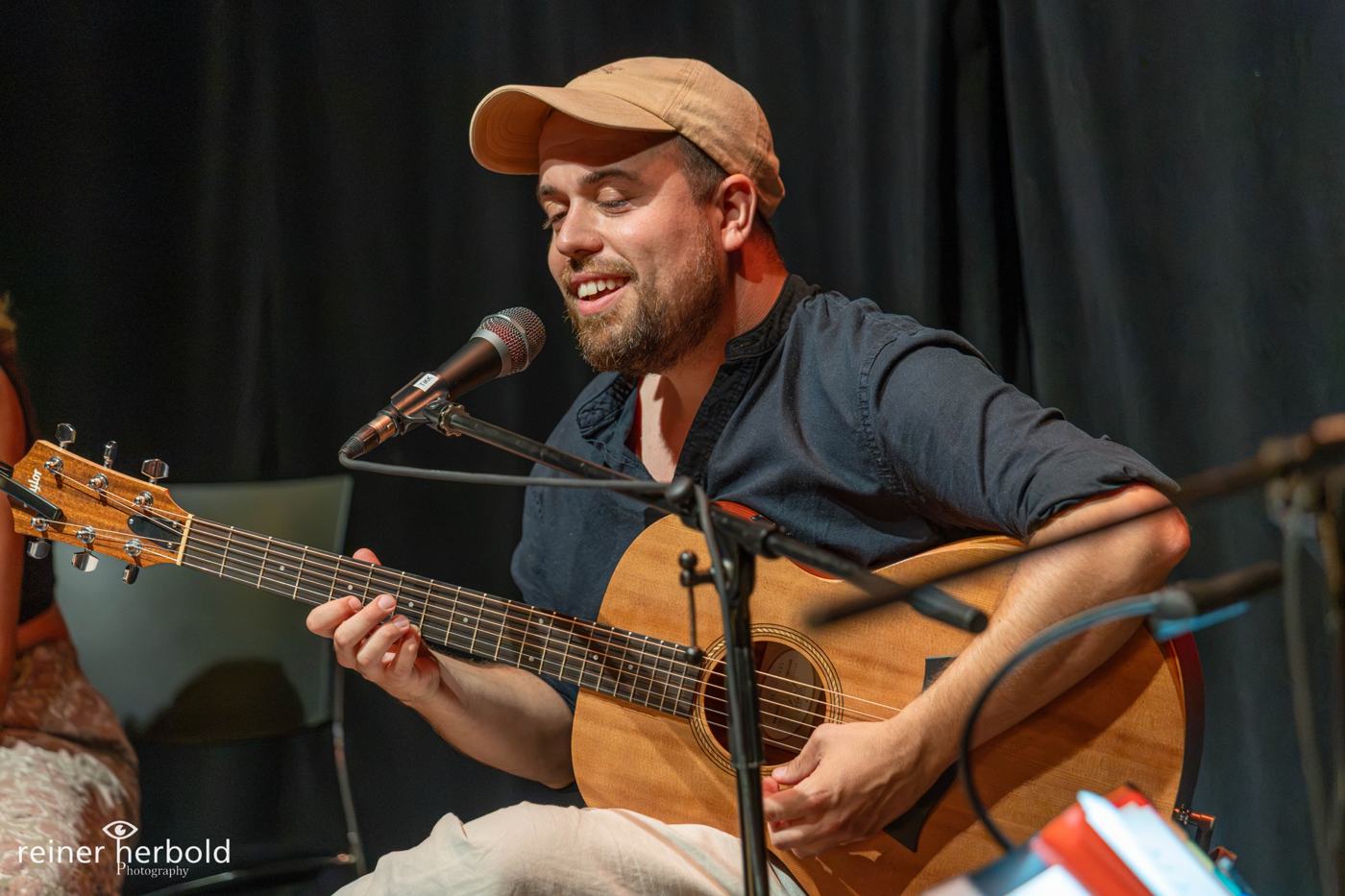 Rosán singt ins Mikrofon